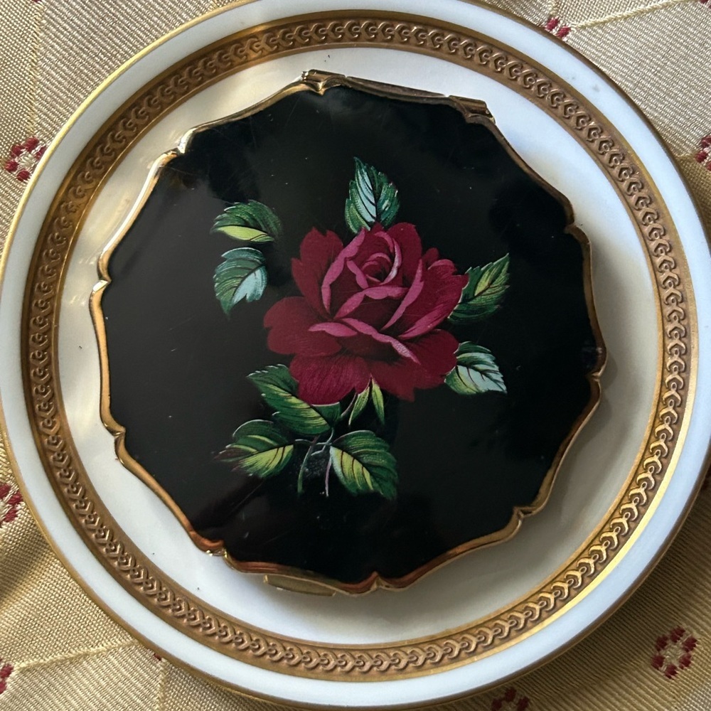 Vintage Stratton Enameled Rose Powder Compact